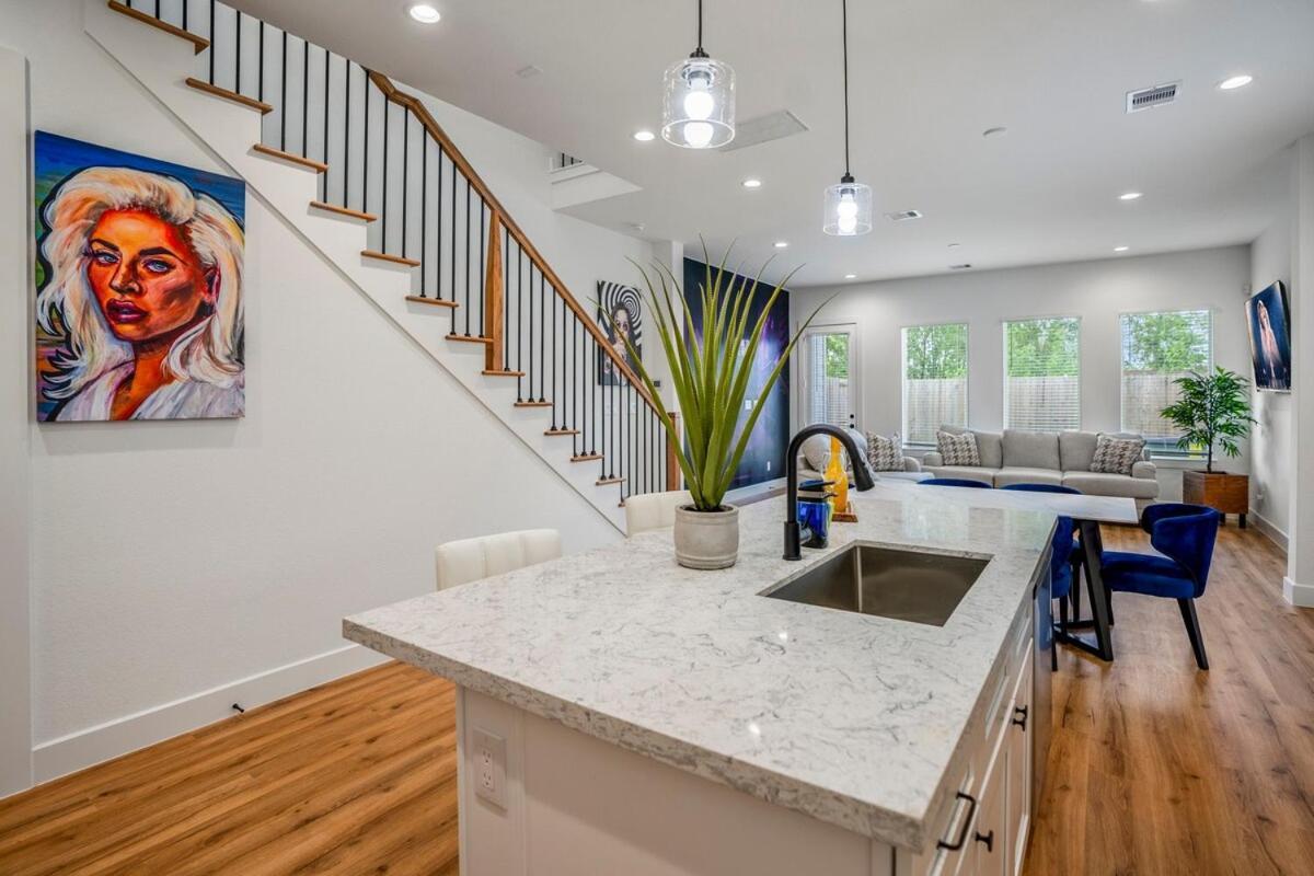 Confetti Cove, Entertainment Nightlife Pad