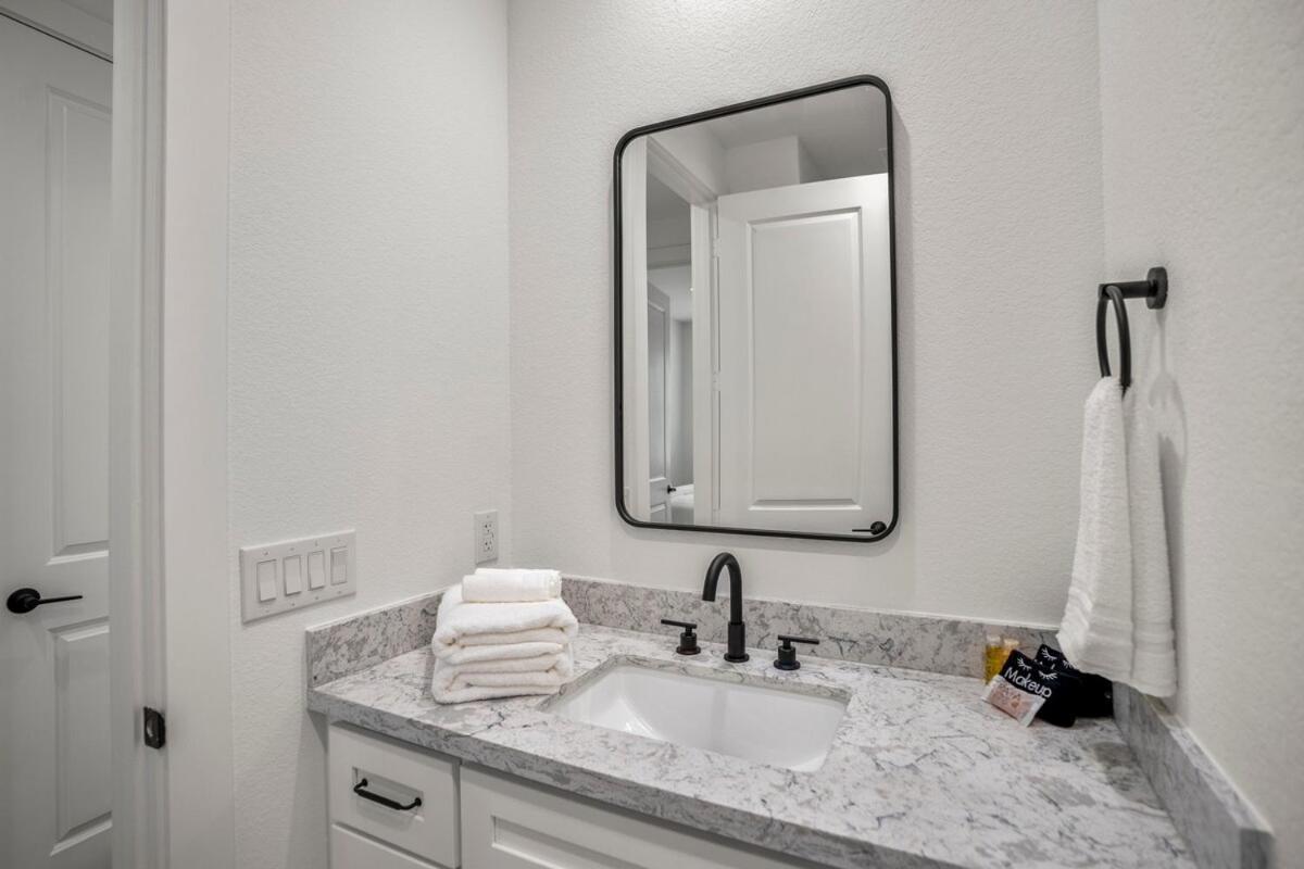 Confetti Cove, Entertainment Nightlife Pad *